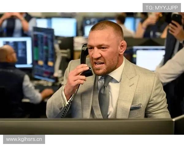 康纳·麦格雷戈排队买咖啡，手表一亮全队都成了背景